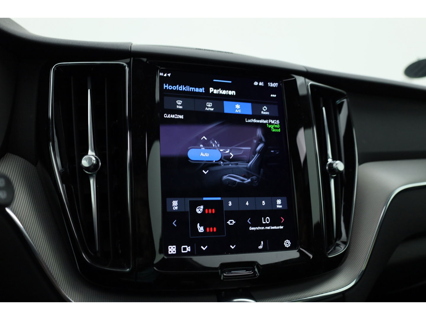 Volvo XC60 T8 Recharge R-Design | Facelift | Luchtvering | Head-up | Trekhaak | 360 Camera | H&K Audio | Standkachel |