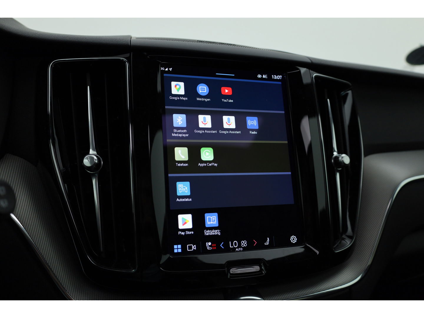 Volvo XC60 T8 Recharge R-Design | Facelift | Luchtvering | Head-up | Trekhaak | 360 Camera | H&K Audio | Standkachel |