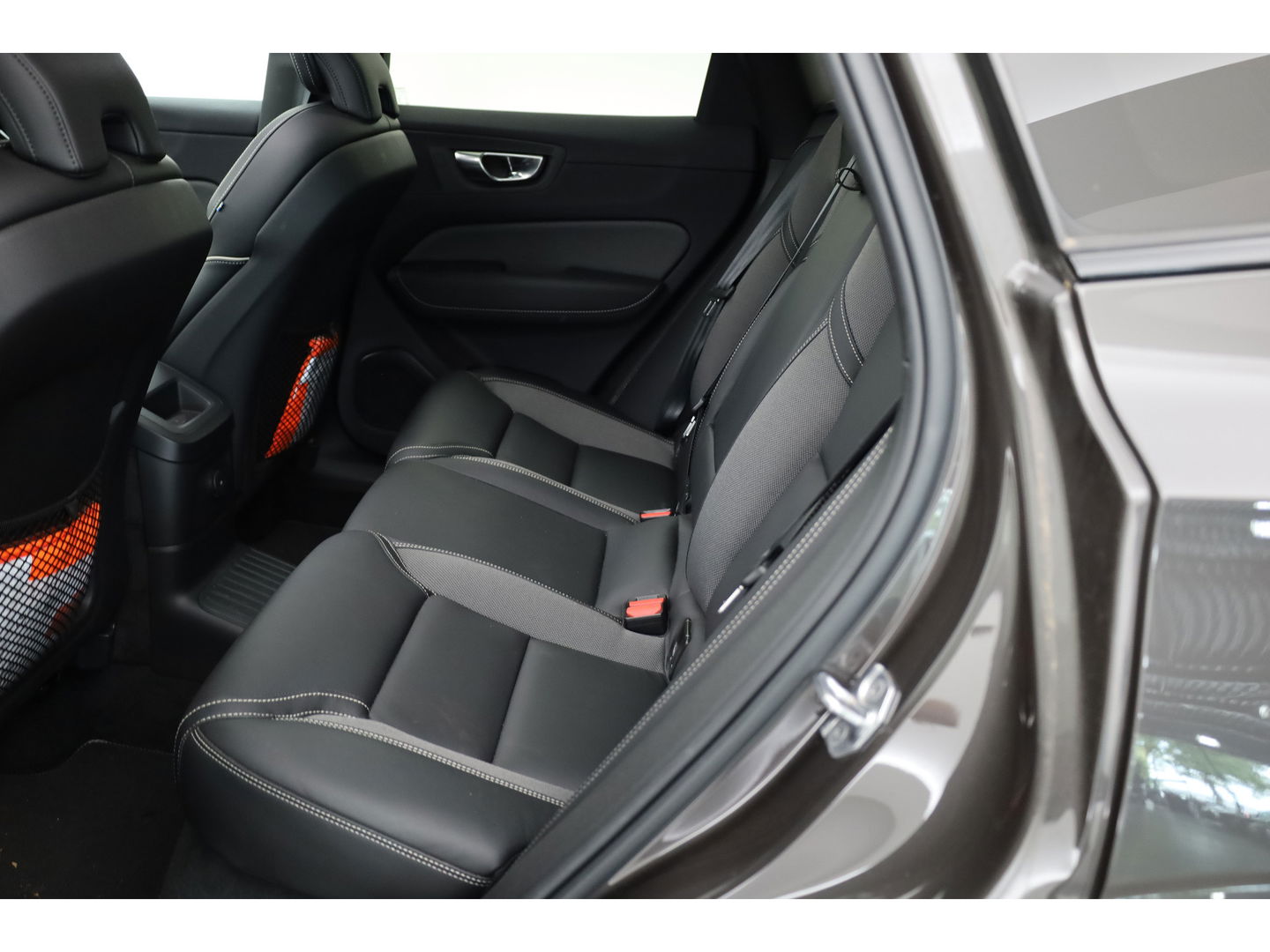 Volvo XC60 T8 Recharge R-Design | Facelift | Luchtvering | Head-up | Trekhaak | 360 Camera | H&K Audio | Standkachel |