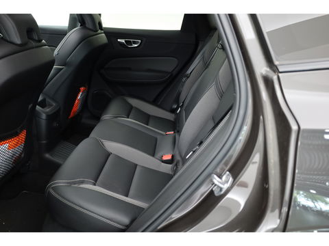 Volvo XC60 T8 Recharge R-Design | Facelift | Luchtvering | Head-up | Trekhaak | 360 Camera | H&K Audio | Standkachel |
