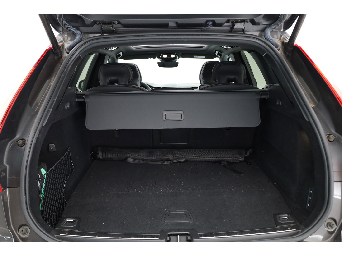 Volvo XC60 T8 Recharge R-Design | Facelift | Luchtvering | Head-up | Trekhaak | 360 Camera | H&K Audio | Standkachel |