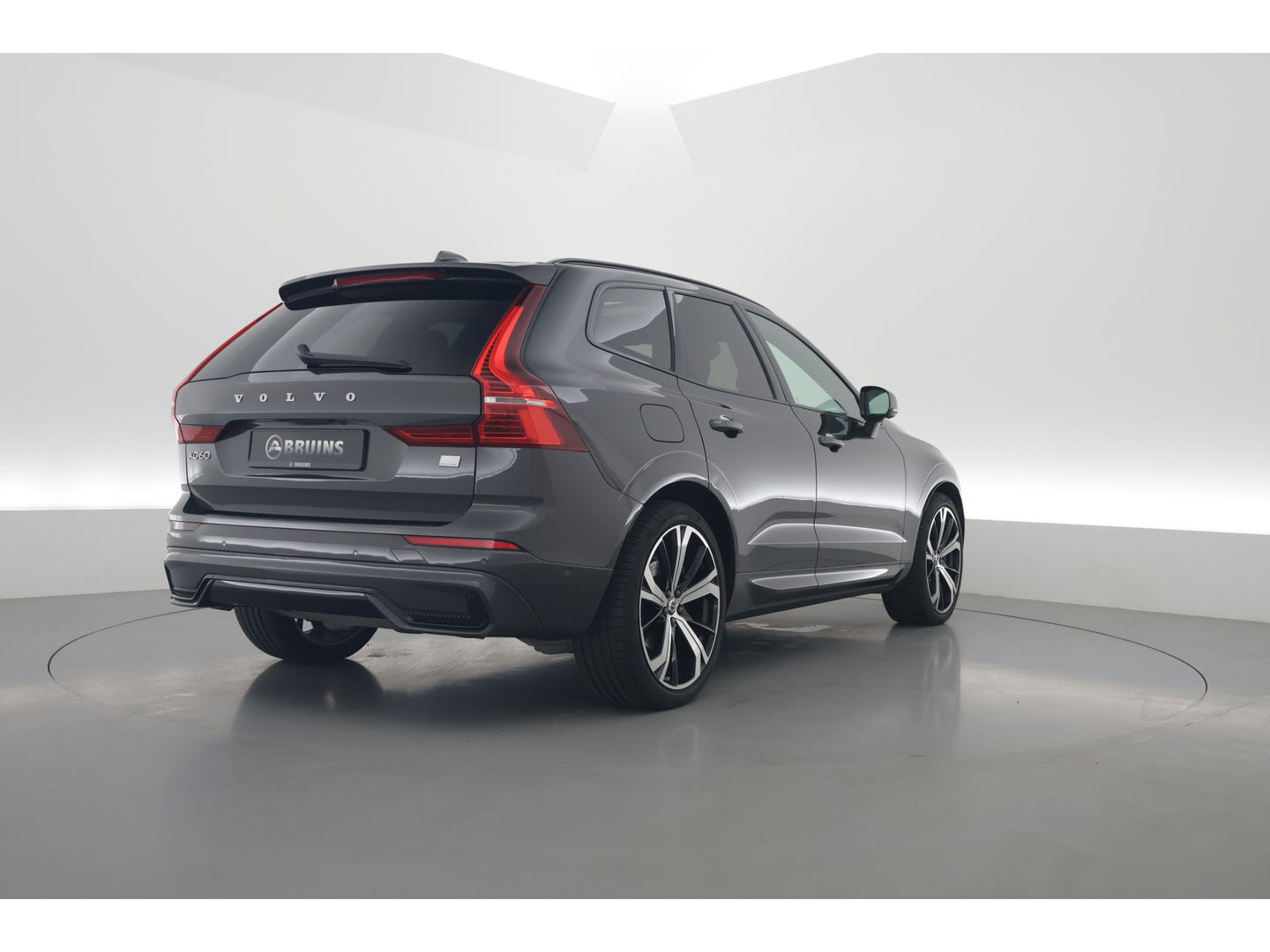 Volvo XC60 T8 Recharge R-Design | Facelift | Luchtvering | Head-up | Trekhaak | 360 Camera | H&K Audio | Standkachel |