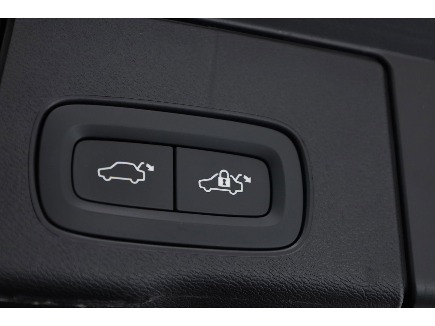 Volvo XC60 T8 Recharge R-Design | Facelift | Luchtvering | Head-up | Trekhaak | 360 Camera | H&K Audio | Standkachel |