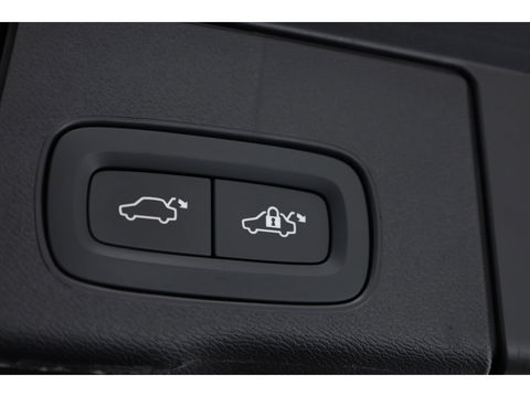Volvo XC60 T8 Recharge R-Design | Facelift | Luchtvering | Head-up | Trekhaak | 360 Camera | H&K Audio | Standkachel |
