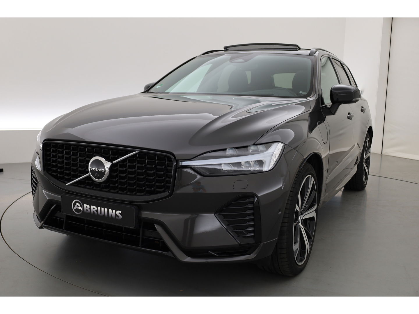 Volvo XC60 T8 Recharge R-Design | Facelift | Luchtvering | Head-up | Trekhaak | 360 Camera | H&K Audio | Standkachel |