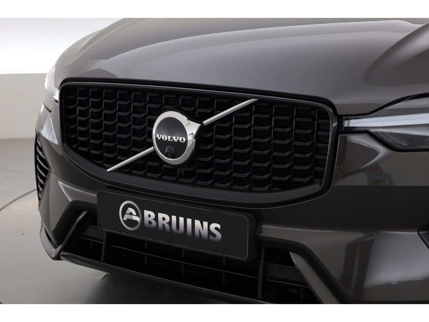 Volvo XC60 T8 Recharge R-Design | Facelift | Luchtvering | Head-up | Trekhaak | 360 Camera | H&K Audio | Standkachel |