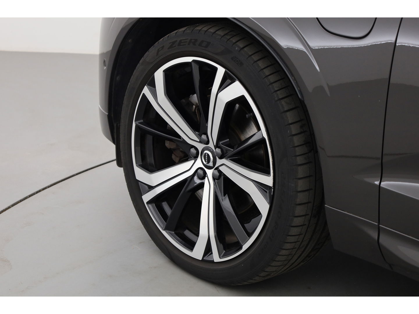 Volvo XC60 T8 Recharge R-Design | Facelift | Luchtvering | Head-up | Trekhaak | 360 Camera | H&K Audio | Standkachel |