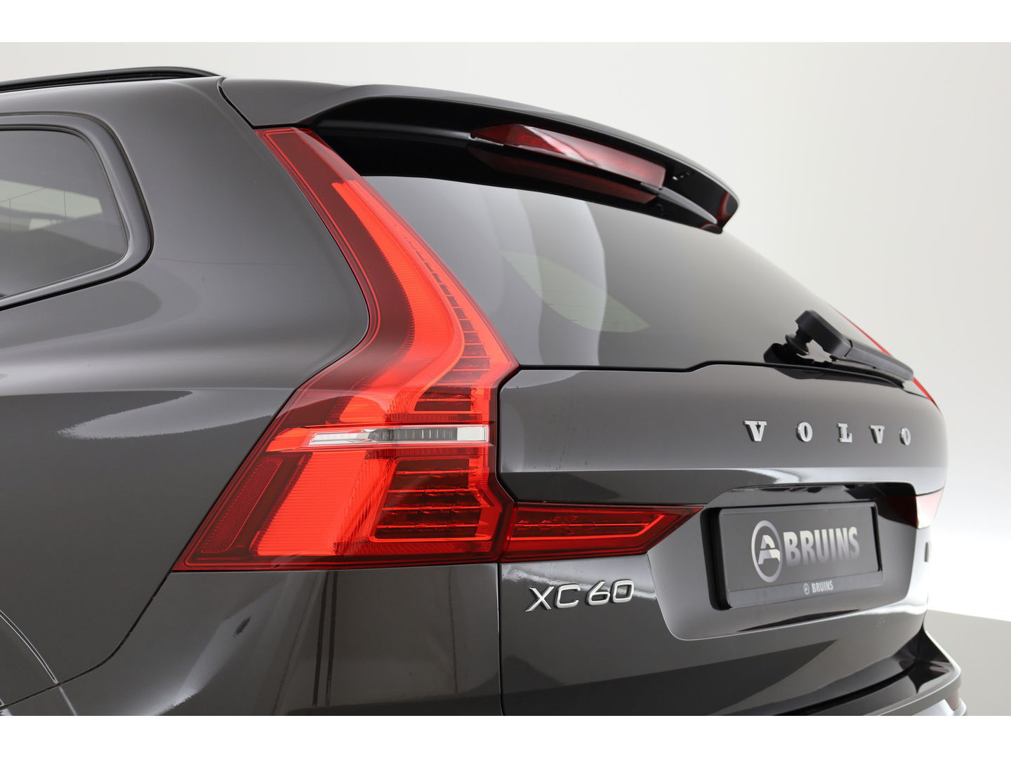 Volvo XC60 T8 Recharge R-Design | Facelift | Luchtvering | Head-up | Trekhaak | 360 Camera | H&K Audio | Standkachel |