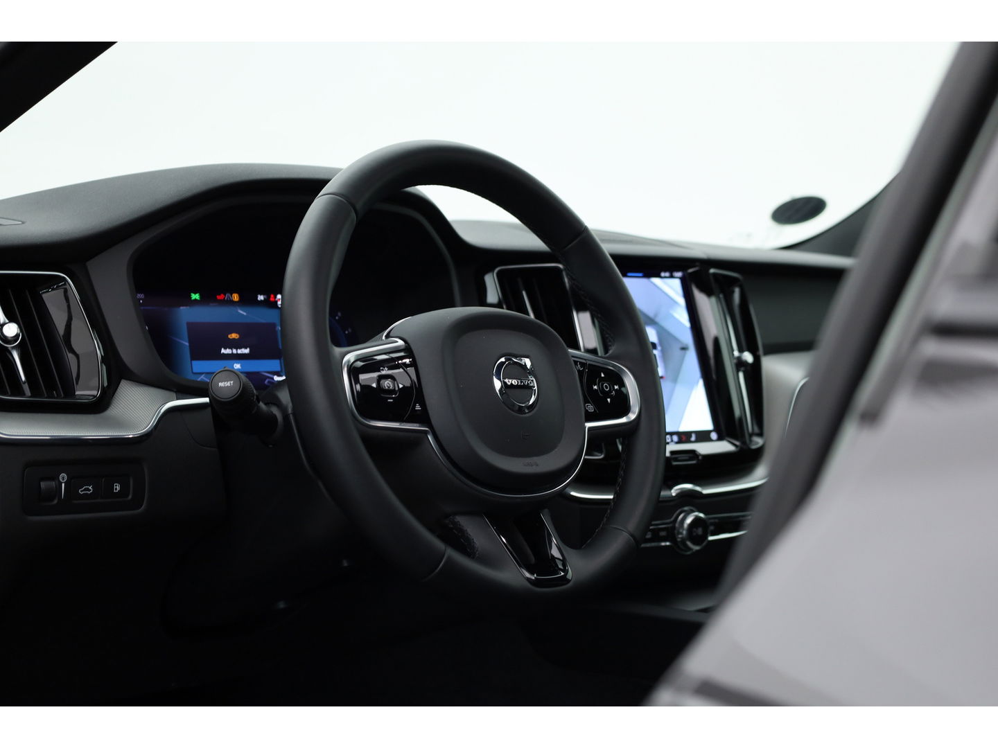Volvo XC60 T8 Recharge R-Design | Facelift | Luchtvering | Head-up | Trekhaak | 360 Camera | H&K Audio | Standkachel |