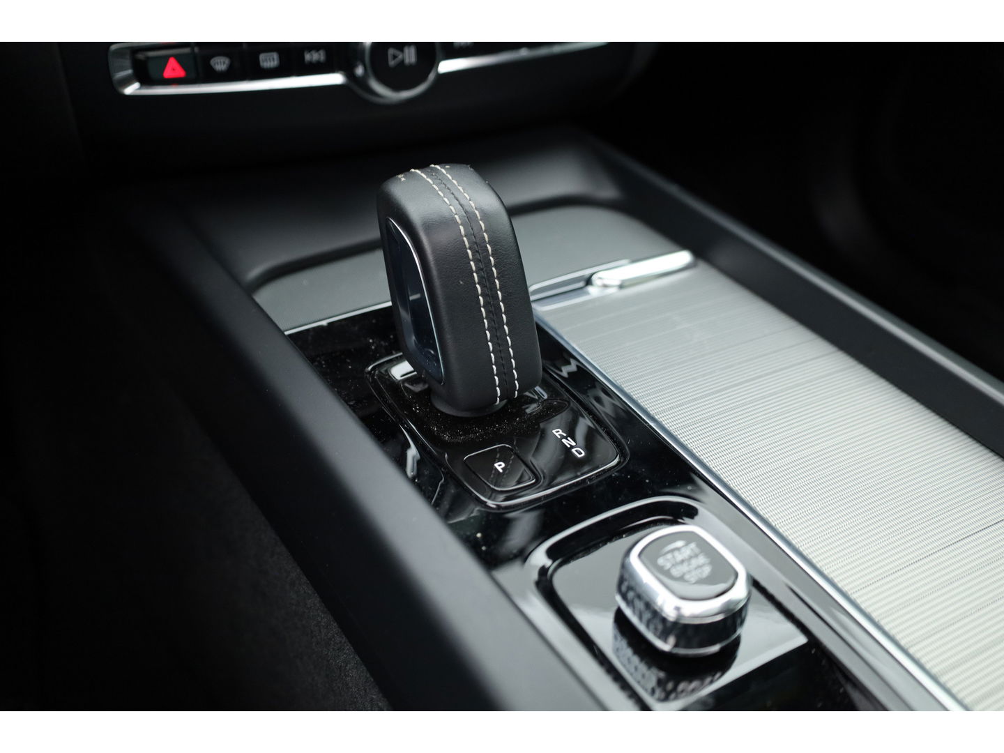 Volvo XC60 T8 Recharge R-Design | Facelift | Luchtvering | Head-up | Trekhaak | 360 Camera | H&K Audio | Standkachel |
