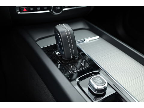 Volvo XC60 T8 Recharge R-Design | Facelift | Luchtvering | Head-up | Trekhaak | 360 Camera | H&K Audio | Standkachel |