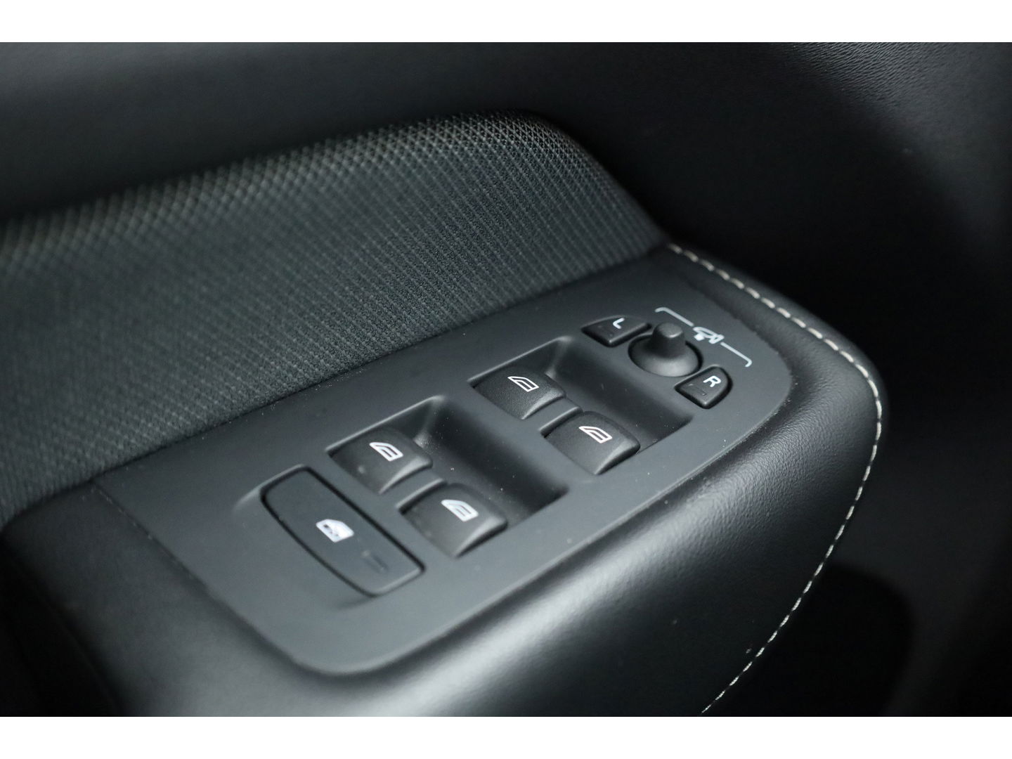Volvo XC60 T8 Recharge R-Design | Facelift | Luchtvering | Head-up | Trekhaak | 360 Camera | H&K Audio | Standkachel |