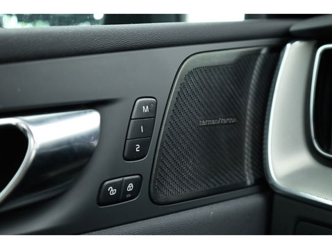 Volvo XC60 T8 Recharge R-Design | Facelift | Luchtvering | Head-up | Trekhaak | 360 Camera | H&K Audio | Standkachel |