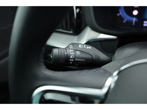 Volvo XC60 T8 Recharge R-Design | Facelift | Luchtvering | Head-up | Trekhaak | 360 Camera | H&K Audio | Standkachel |