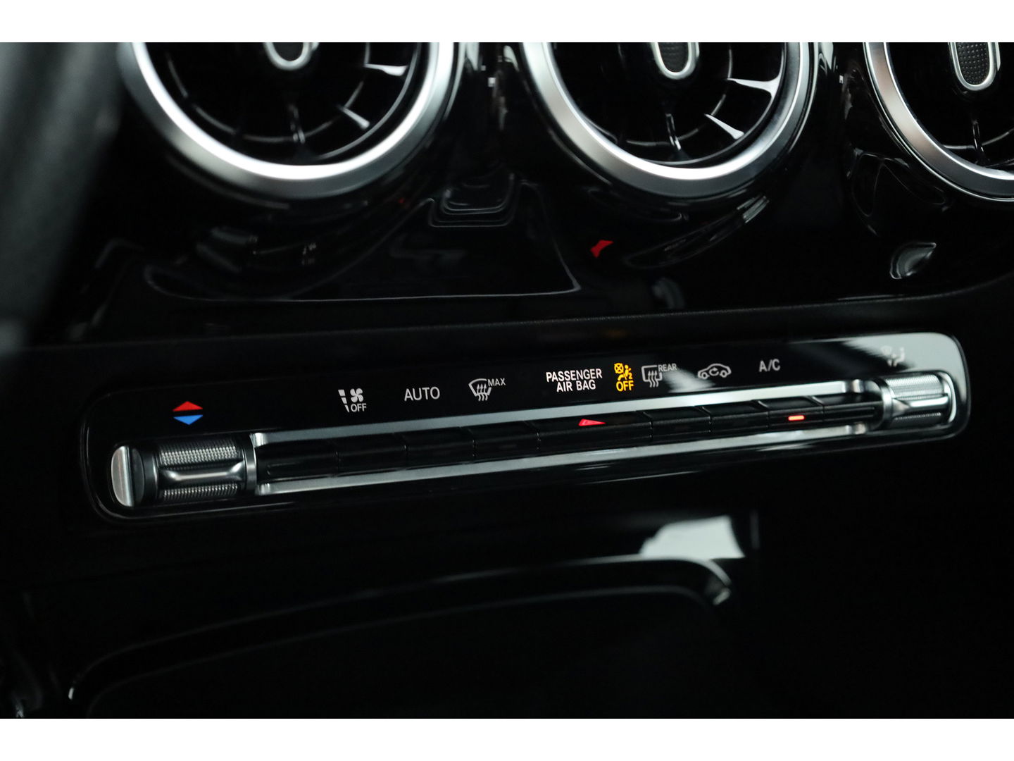 Mercedes-Benz A-Klasse 180 Business Solution AMG | Navi | Apple CarPlay | Stoelverw. | Park assist | 18'' |