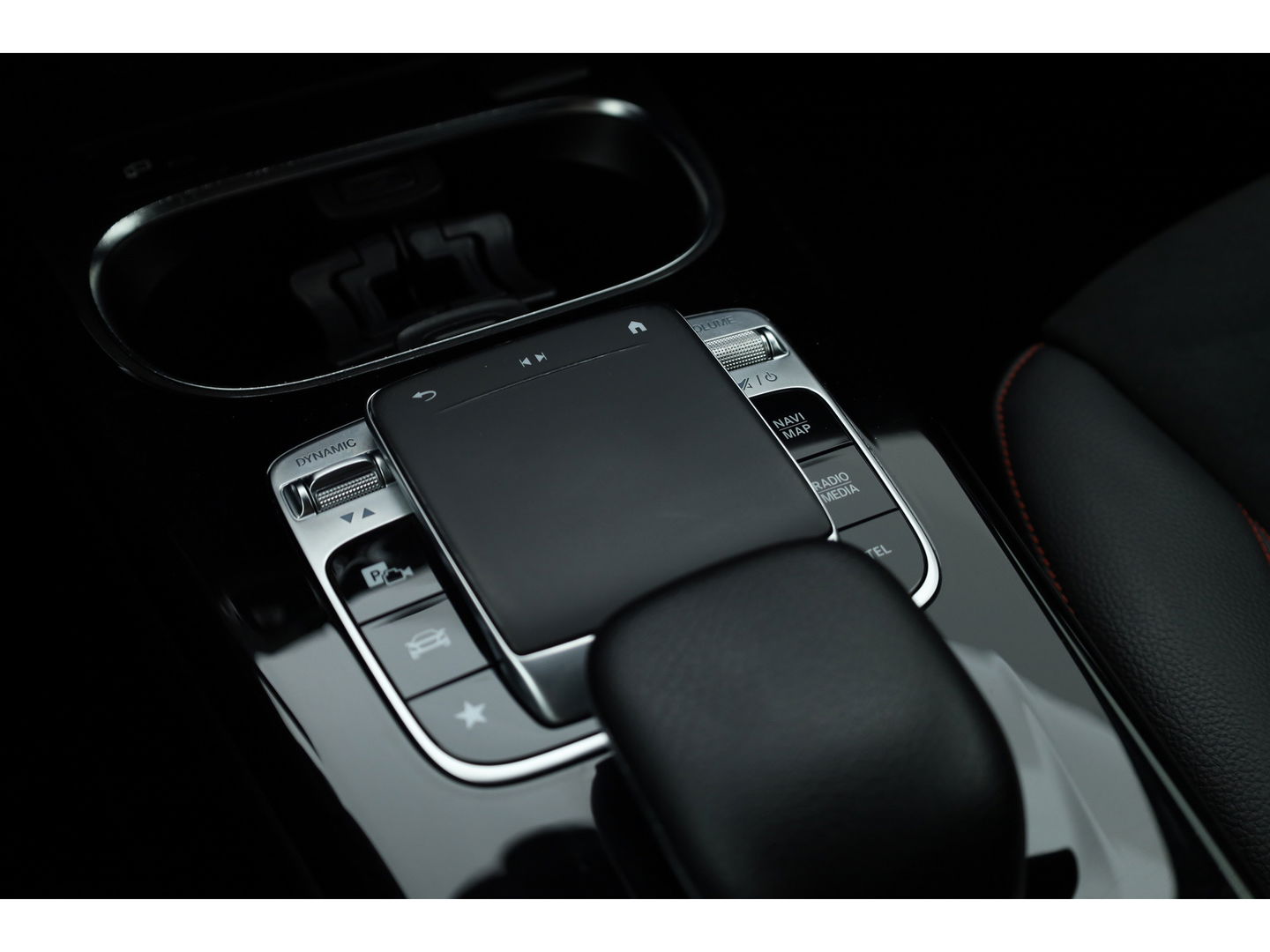 Mercedes-Benz A-Klasse 180 Business Solution AMG | Navi | Apple CarPlay | Stoelverw. | Park assist | 18'' |