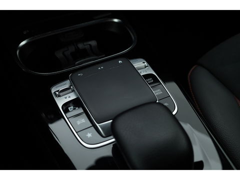 Mercedes-Benz A-Klasse 180 Business Solution AMG | Navi | Apple CarPlay | Stoelverw. | Park assist | 18'' |