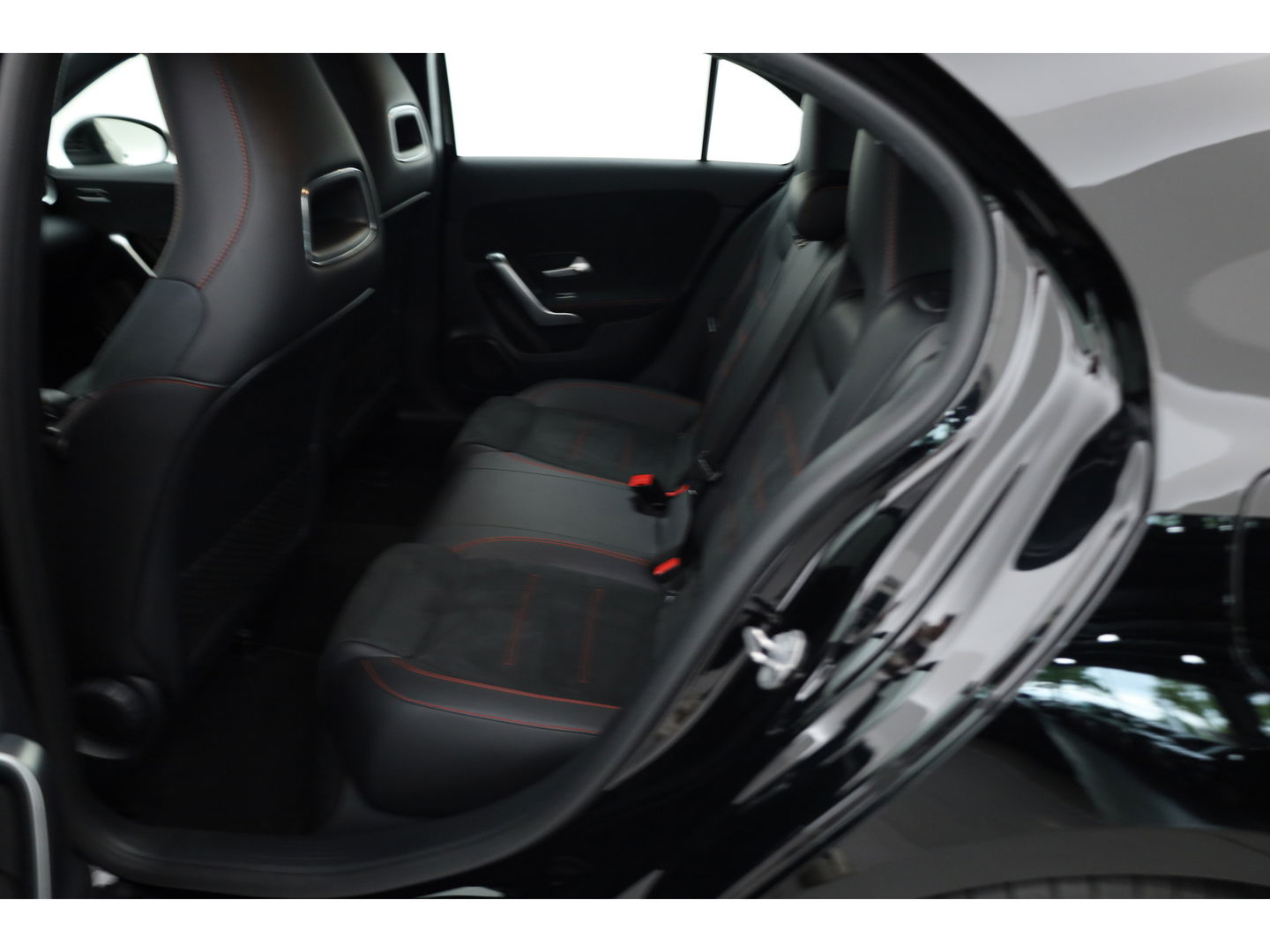 Mercedes-Benz A-Klasse 180 Business Solution AMG | Navi | Apple CarPlay | Stoelverw. | Park assist | 18'' |