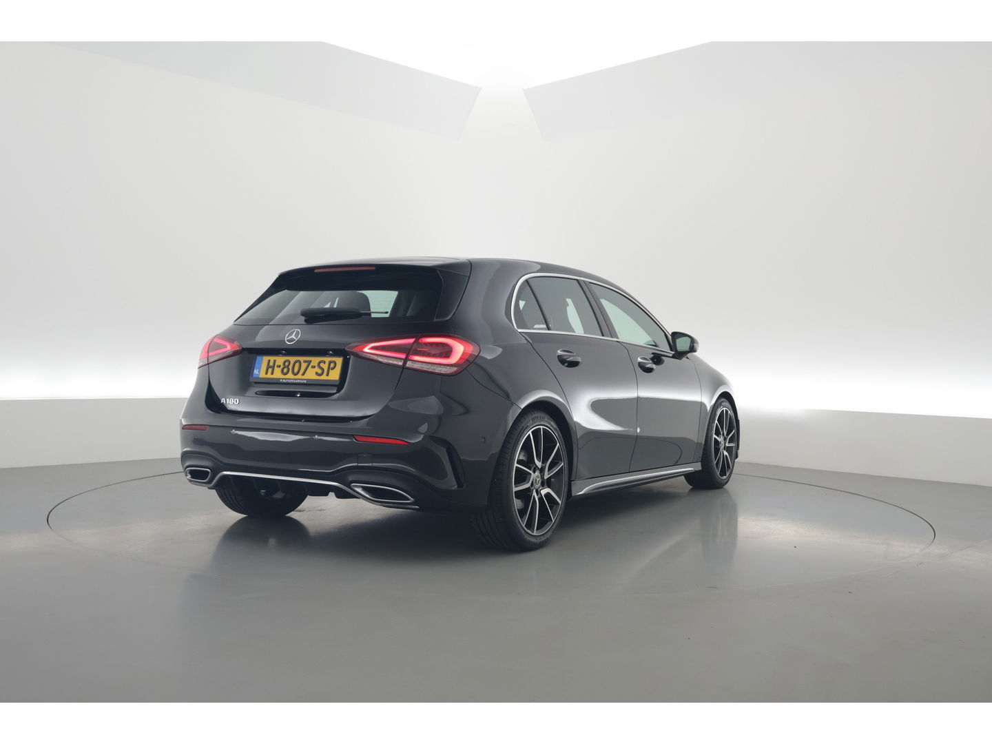 Mercedes-Benz A-Klasse 180 Business Solution AMG | Navi | Apple CarPlay | Stoelverw. | Park assist | 18'' |