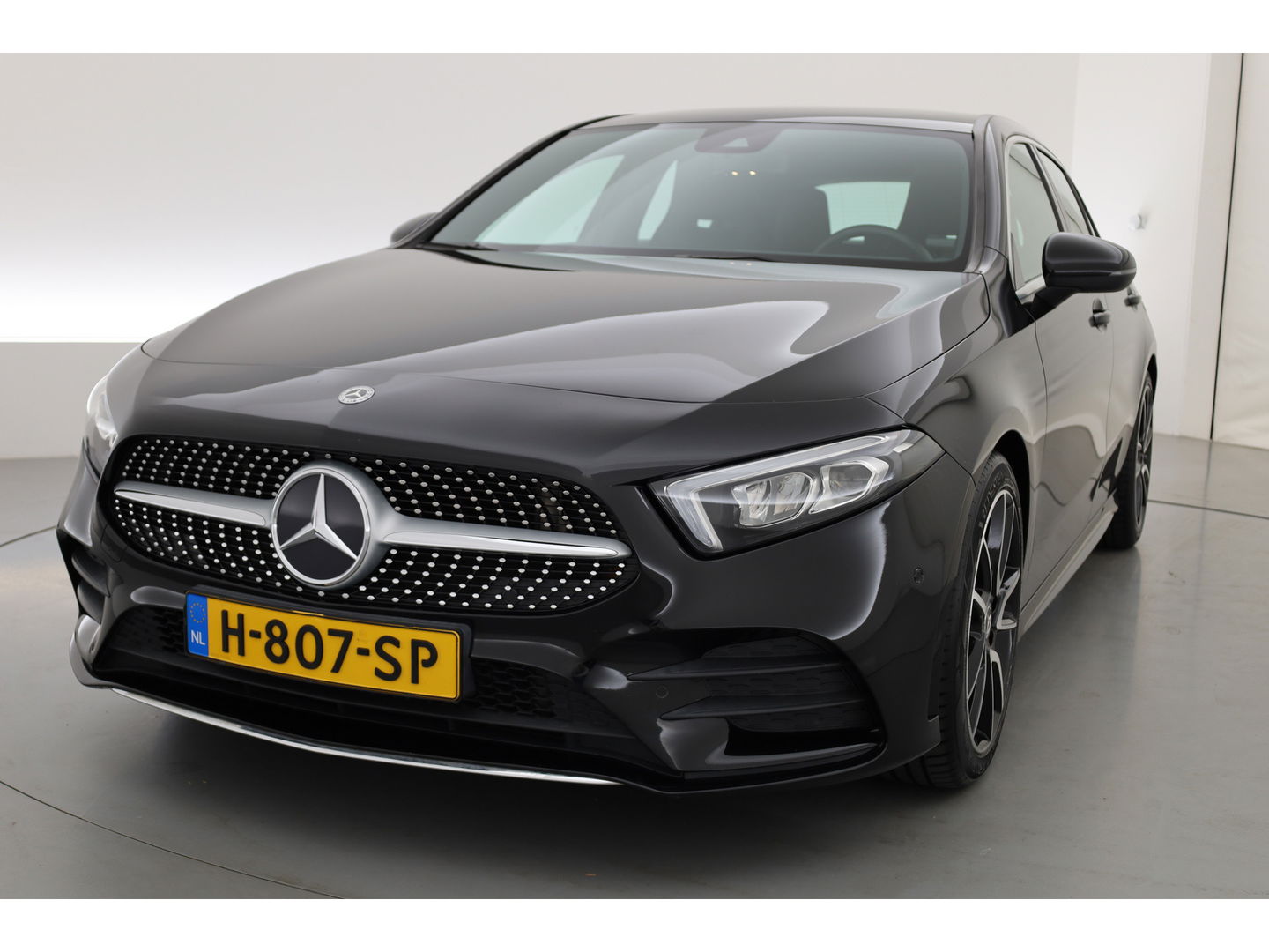 Mercedes-Benz A-Klasse 180 Business Solution AMG | Navi | Apple CarPlay | Stoelverw. | Park assist | 18'' |