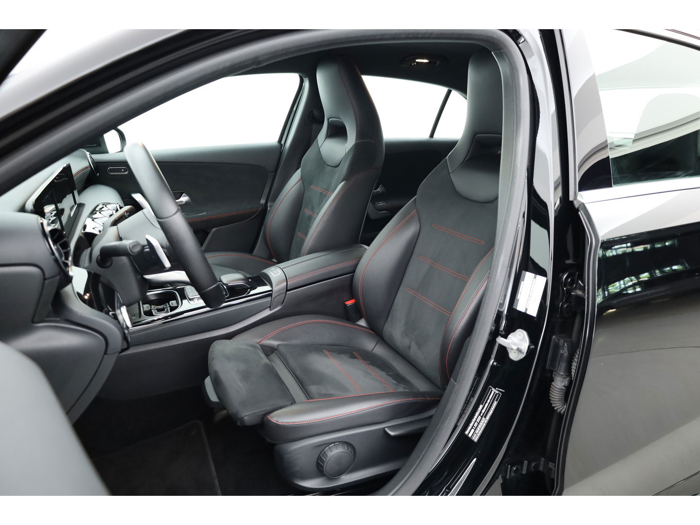 Mercedes-Benz A-Klasse 180 Business Solution AMG | Navi | Apple CarPlay | Stoelverw. | Park assist | 18'' |