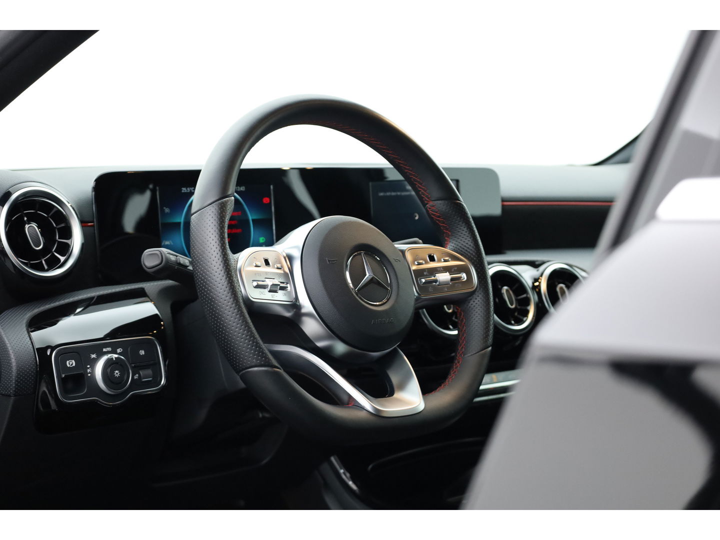 Mercedes-Benz A-Klasse 180 Business Solution AMG | Navi | Apple CarPlay | Stoelverw. | Park assist | 18'' |