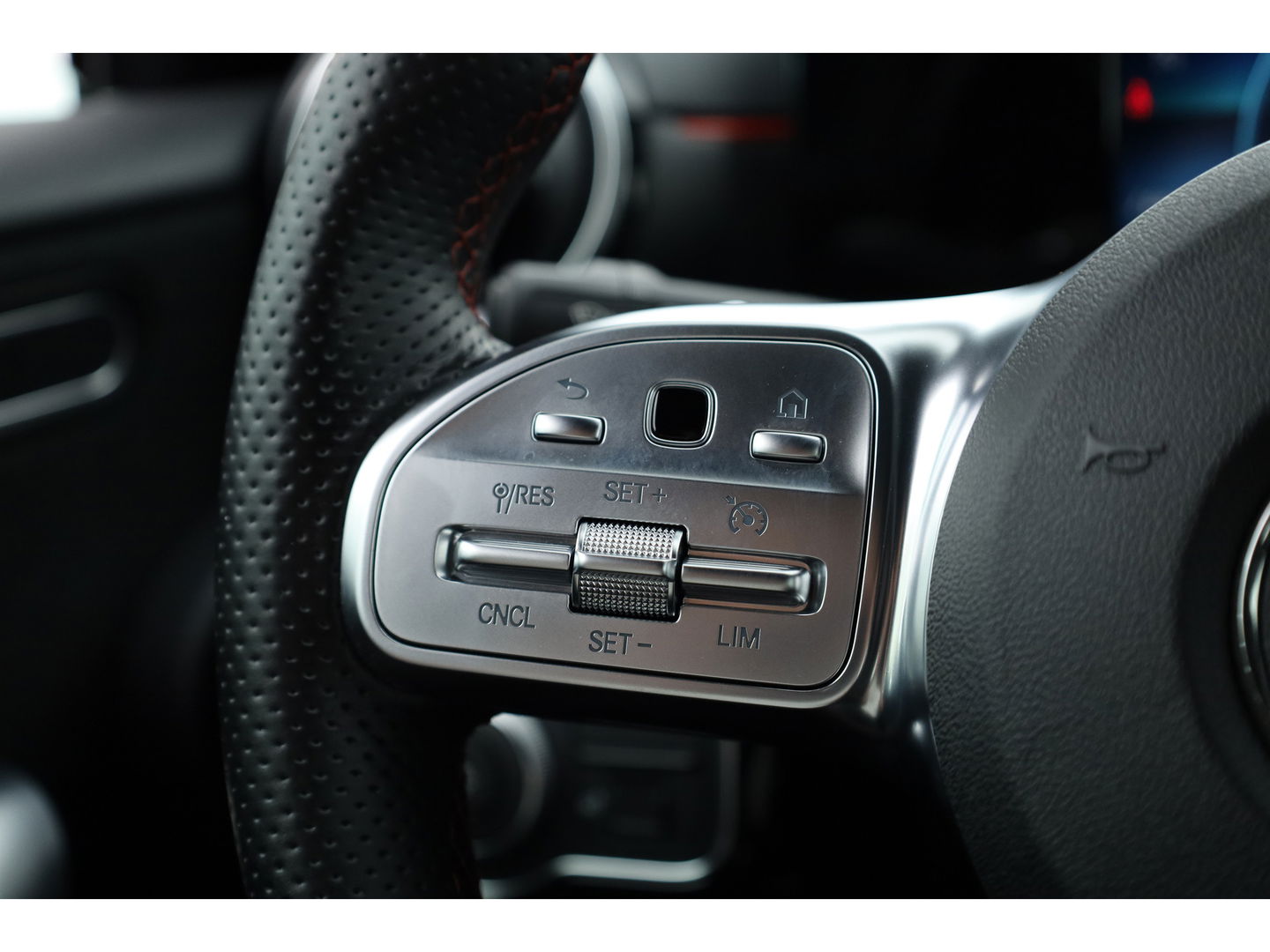 Mercedes-Benz A-Klasse 180 Business Solution AMG | Navi | Apple CarPlay | Stoelverw. | Park assist | 18'' |