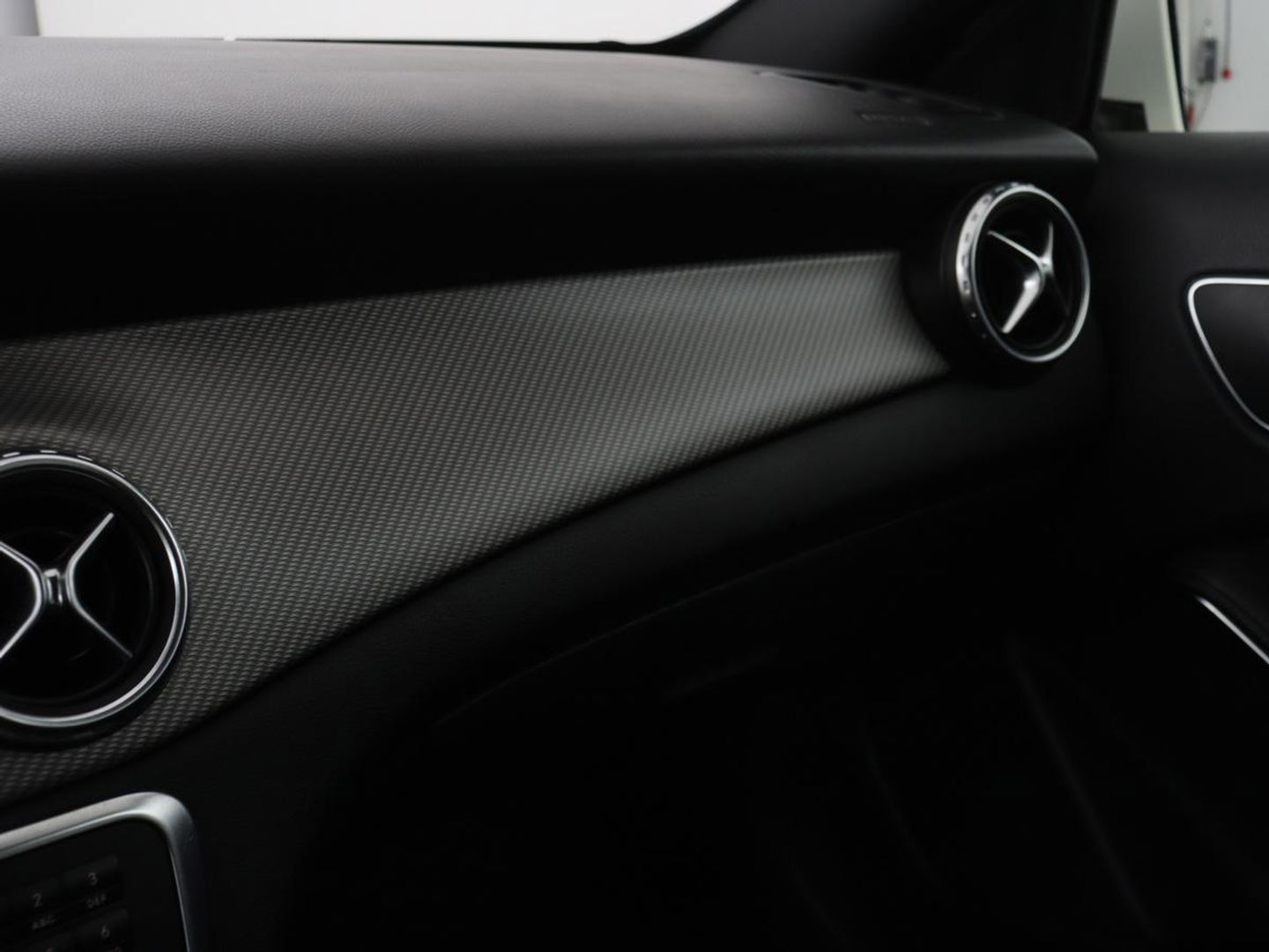 Mercedes-Benz GLA 180 CDI Lease Edition | Camera | Half leder | Trekhaak | Navigatie | Xenon | Cruise control | Bluetooth | Park Assist | Airco | Bluetooth