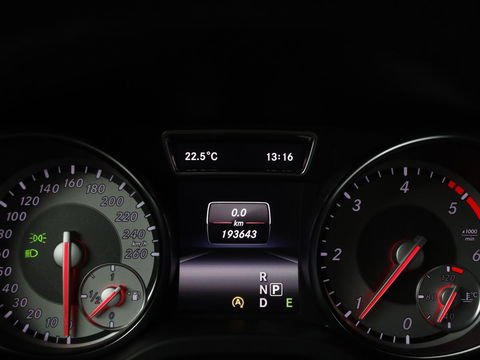 Mercedes-Benz GLA 180 CDI Lease Edition | Camera | Half leder | Trekhaak | Navigatie | Xenon | Cruise control | Bluetooth | Park Assist | Airco | Bluetooth