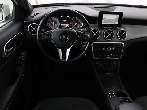 Mercedes-Benz GLA 180 CDI Lease Edition | Camera | Half leder | Trekhaak | Navigatie | Xenon | Cruise control | Bluetooth | Park Assist | Airco | Bluetooth