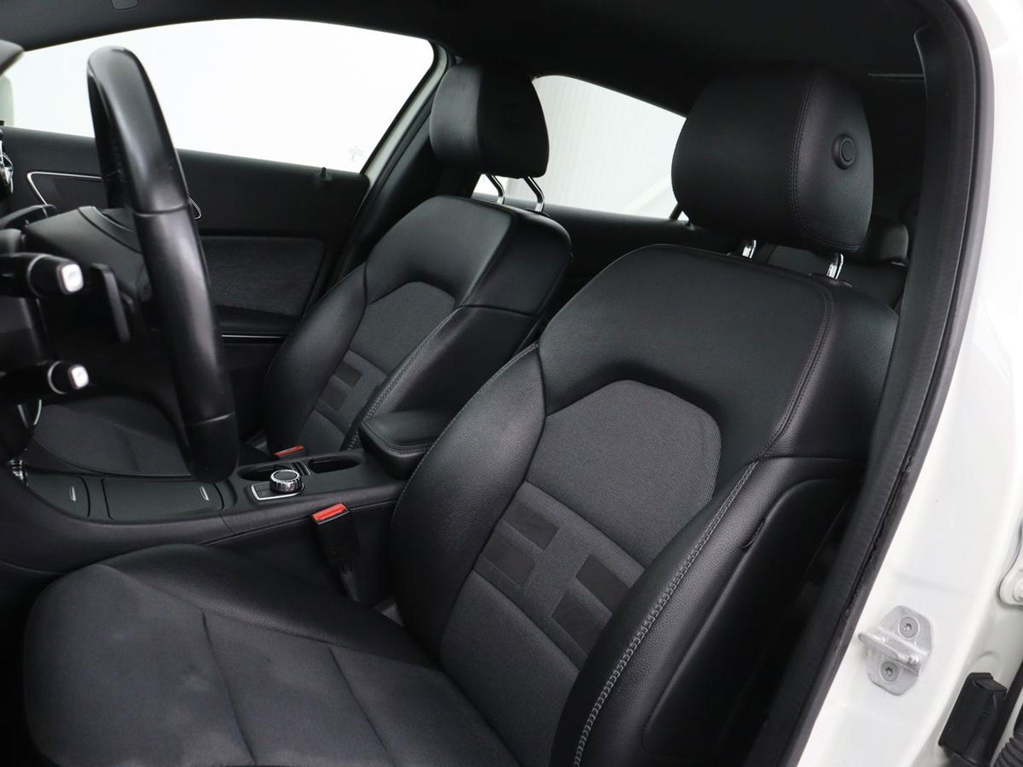 Mercedes-Benz GLA 180 CDI Lease Edition | Camera | Half leder | Trekhaak | Navigatie | Xenon | Cruise control | Bluetooth | Park Assist | Airco | Bluetooth