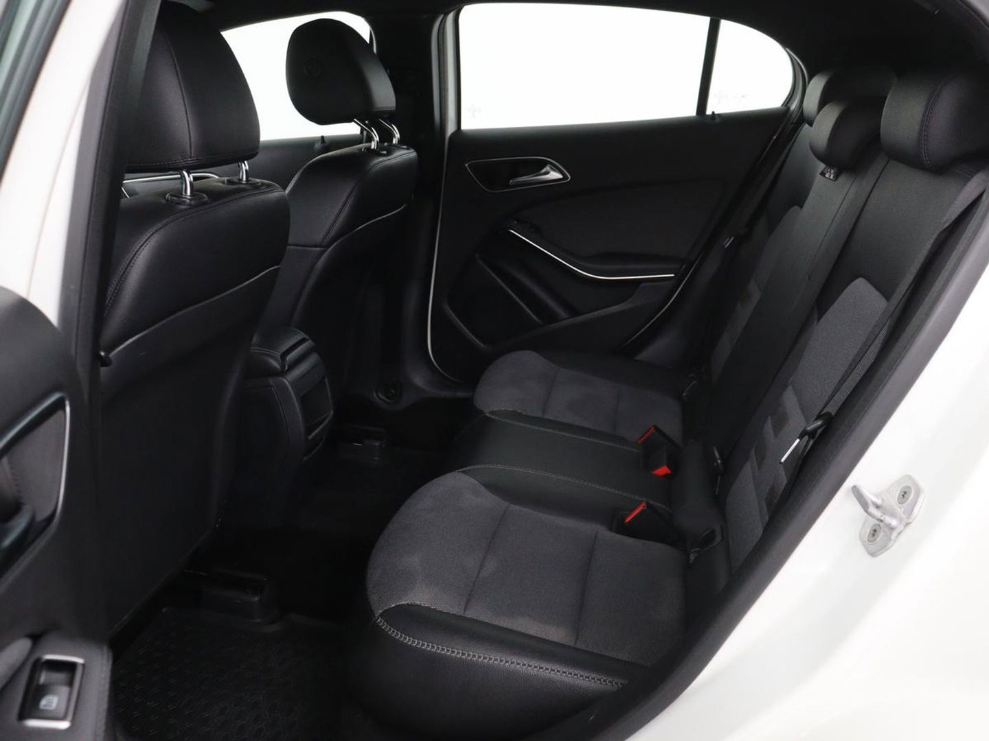 Mercedes-Benz GLA 180 CDI Lease Edition | Camera | Half leder | Trekhaak | Navigatie | Xenon | Cruise control | Bluetooth | Park Assist | Airco | Bluetooth