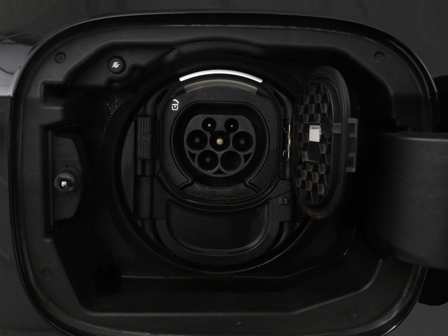 Mercedes-Benz A-Klasse 250e Business Solution Luxury | Leder | Stoelverwarming | Trekhaak | Camera | Navigatie | Full LED | Park Assist | Climate control | Widescreen