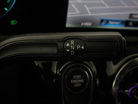 Mercedes-Benz A-Klasse 250e Business Solution Luxury | Leder | Stoelverwarming | Trekhaak | Camera | Navigatie | Full LED | Park Assist | Climate control | Widescreen