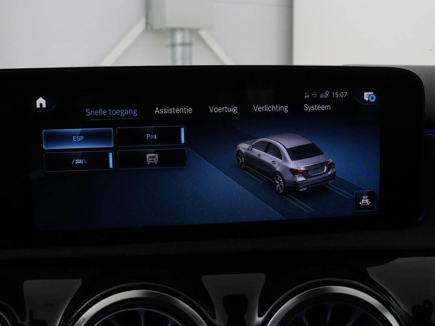 Mercedes-Benz A-Klasse 250e Business Solution Luxury | Leder | Stoelverwarming | Trekhaak | Camera | Navigatie | Full LED | Park Assist | Climate control | Widescreen