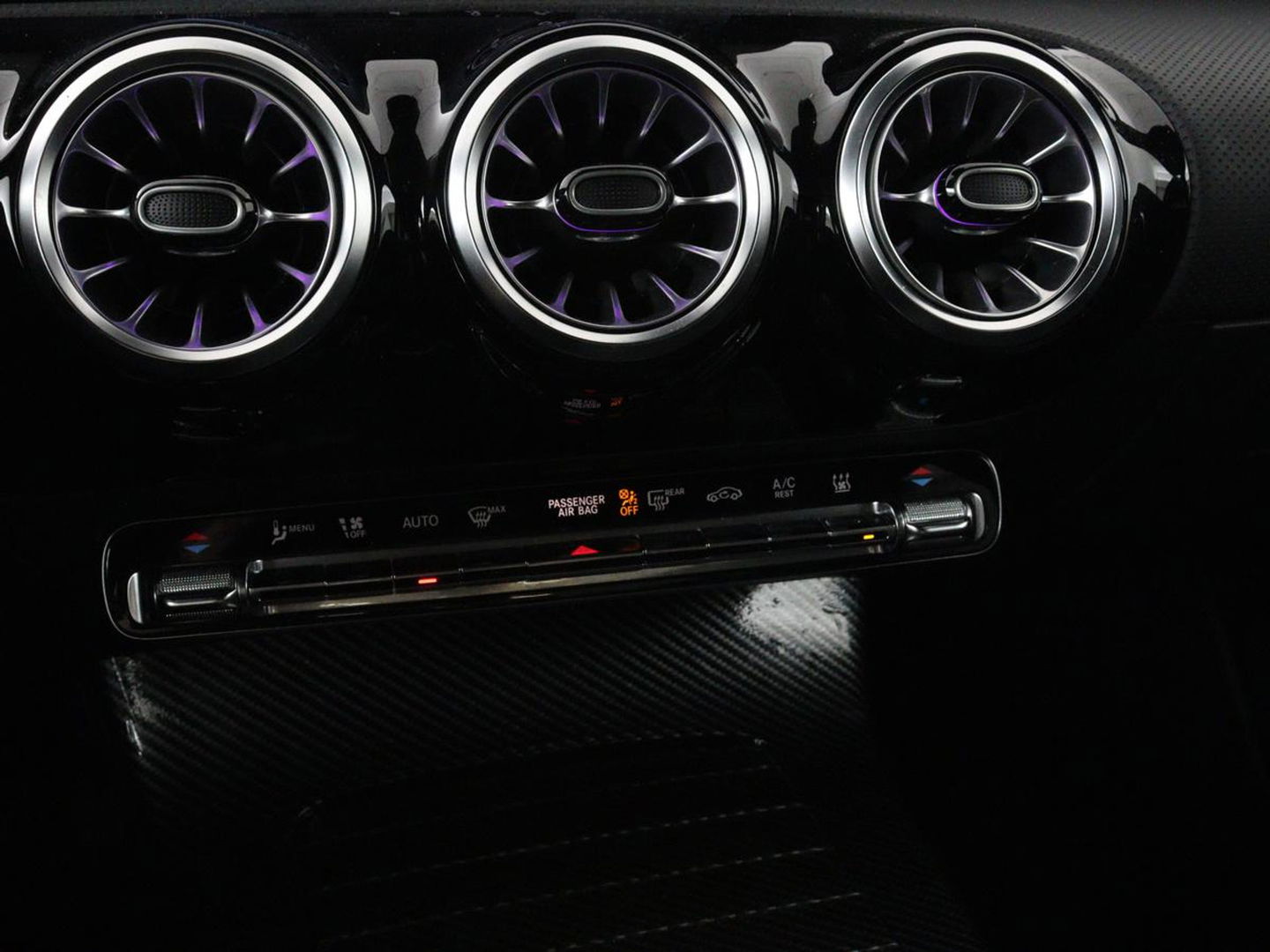 Mercedes-Benz A-Klasse 250e Business Solution Luxury | Leder | Stoelverwarming | Trekhaak | Camera | Navigatie | Full LED | Park Assist | Climate control | Widescreen