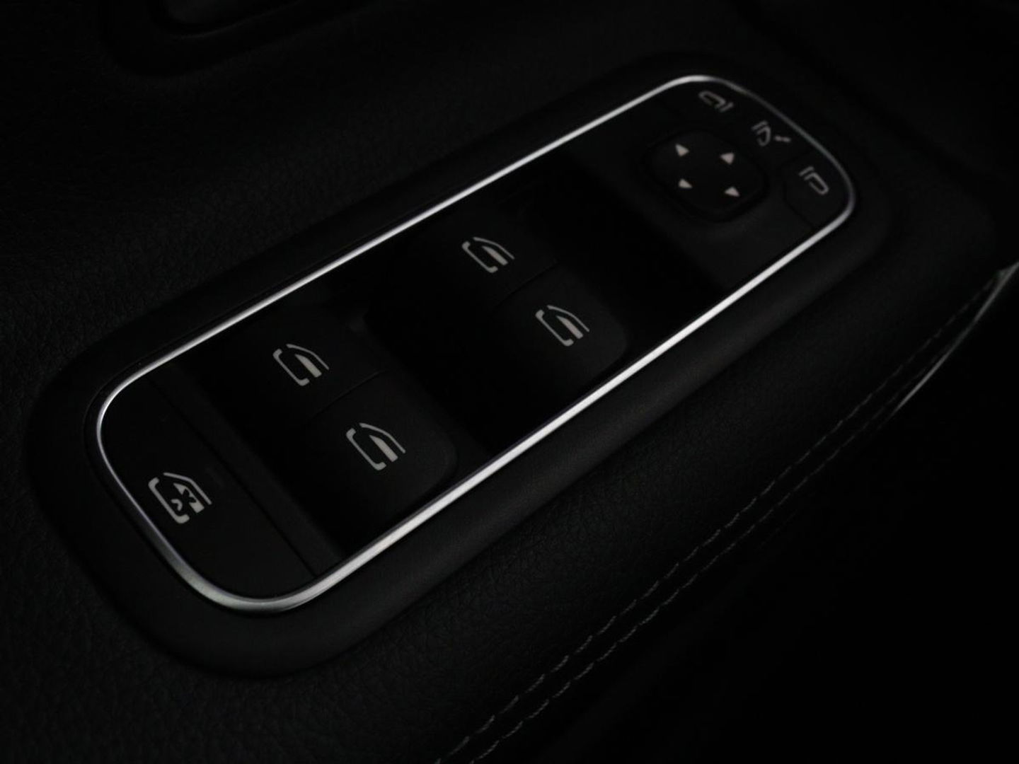 Mercedes-Benz A-Klasse 250e Business Solution Luxury | Leder | Stoelverwarming | Trekhaak | Camera | Navigatie | Full LED | Park Assist | Climate control | Widescreen