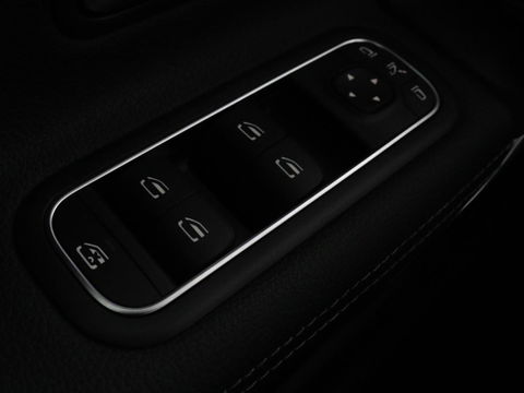 Mercedes-Benz A-Klasse 250e Business Solution Luxury | Leder | Stoelverwarming | Trekhaak | Camera | Navigatie | Full LED | Park Assist | Climate control | Widescreen
