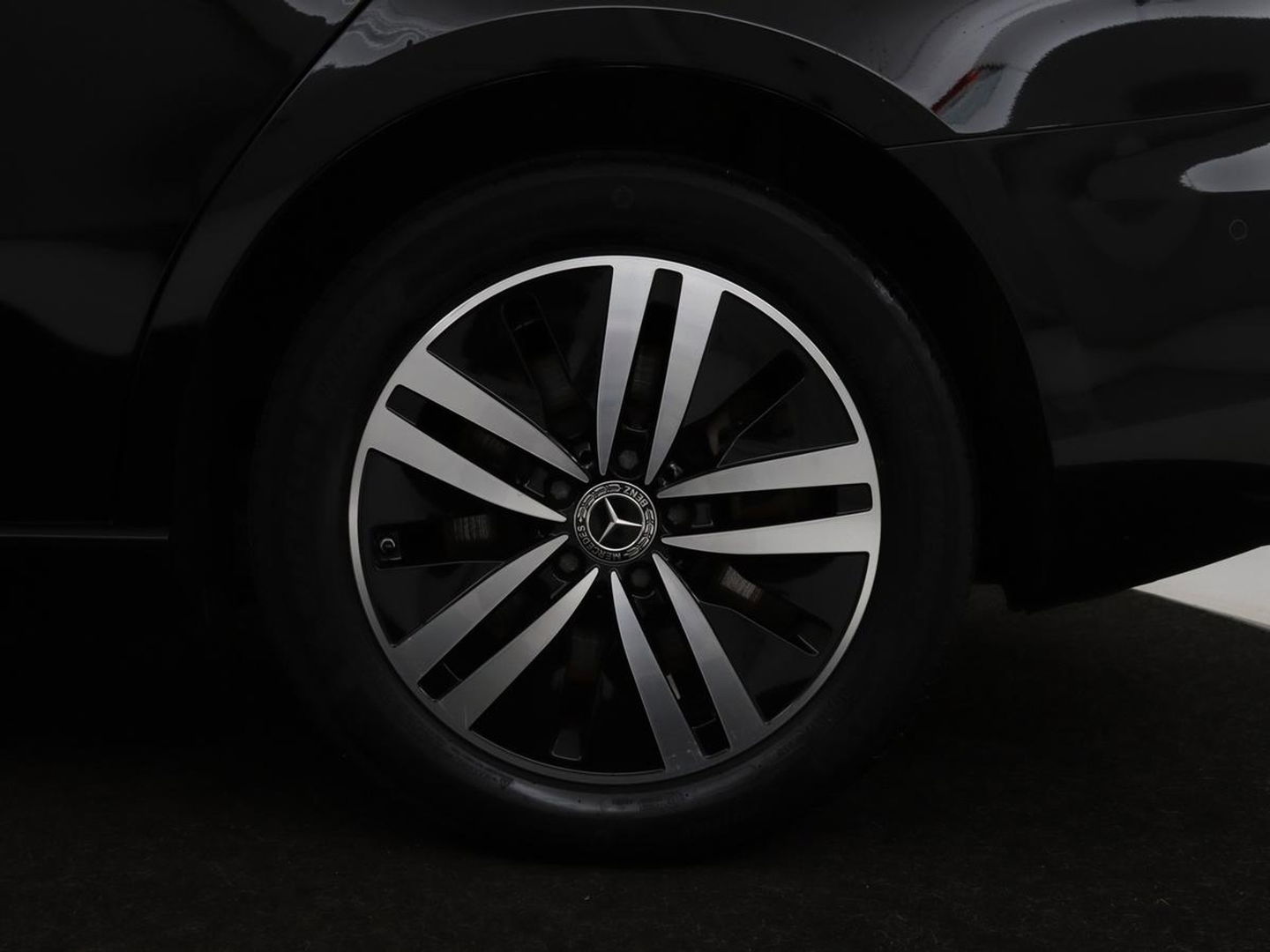 Mercedes-Benz A-Klasse 250e Business Solution Luxury | Leder | Stoelverwarming | Trekhaak | Camera | Navigatie | Full LED | Park Assist | Climate control | Widescreen