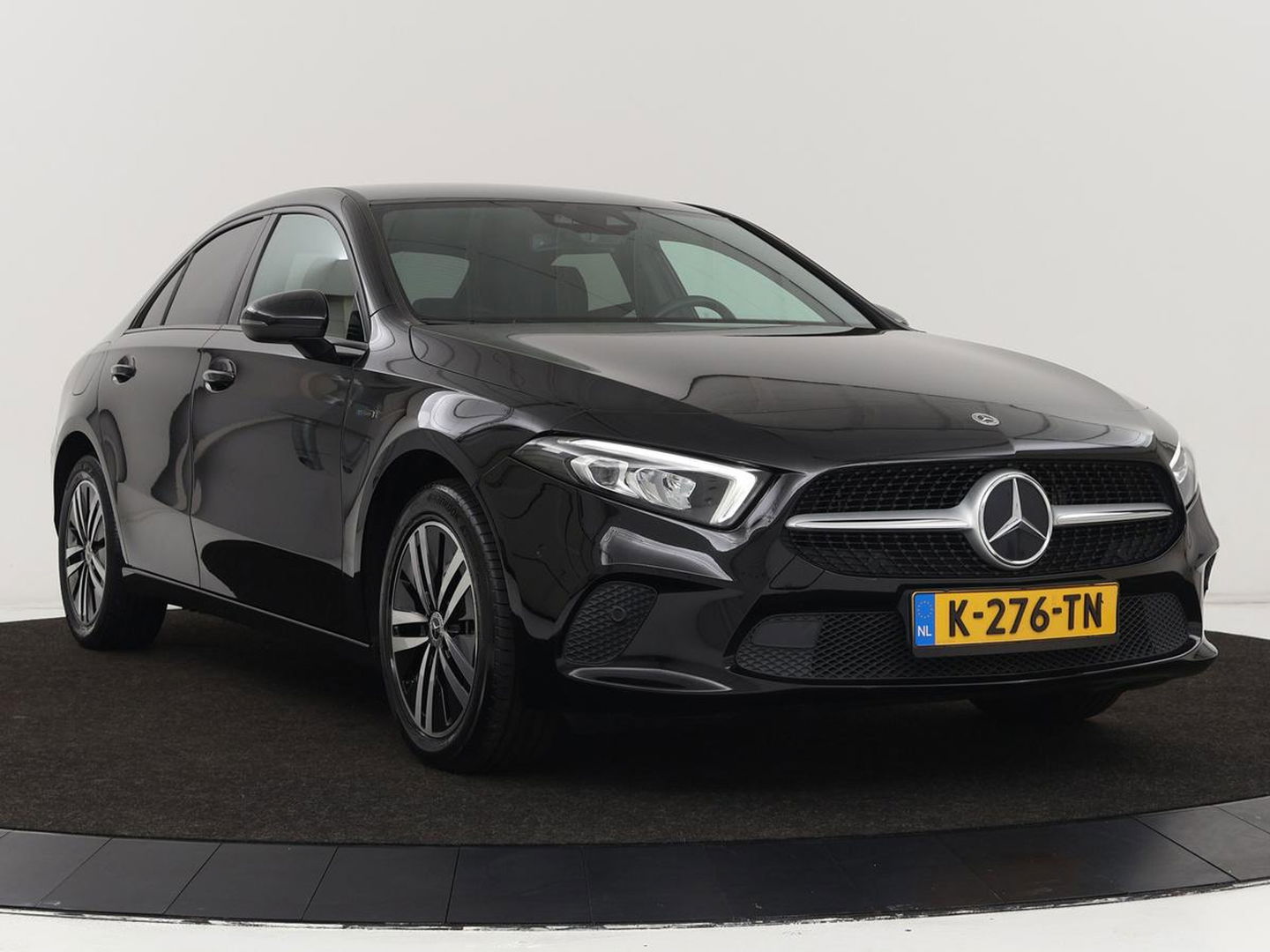 Mercedes-Benz A-Klasse 250e Business Solution Luxury | Leder | Stoelverwarming | Trekhaak | Camera | Navigatie | Full LED | Park Assist | Climate control | Widescreen