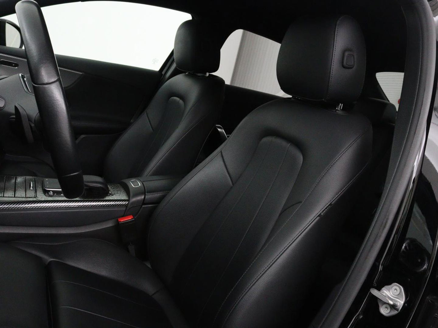 Mercedes-Benz A-Klasse 250e Business Solution Luxury | Leder | Stoelverwarming | Trekhaak | Camera | Navigatie | Full LED | Park Assist | Climate control | Widescreen