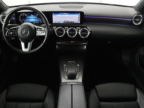 Mercedes-Benz A-Klasse 250e Business Solution Luxury | Leder | Stoelverwarming | Trekhaak | Camera | Navigatie | Full LED | Park Assist | Climate control | Widescreen