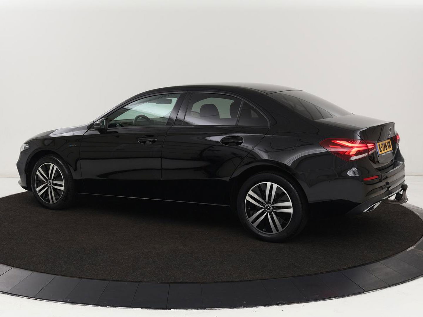 Mercedes-Benz A-Klasse 250e Business Solution Luxury | Leder | Stoelverwarming | Trekhaak | Camera | Navigatie | Full LED | Park Assist | Climate control | Widescreen