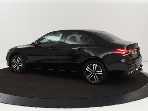 Mercedes-Benz A-Klasse 250e Business Solution Luxury | Leder | Stoelverwarming | Trekhaak | Camera | Navigatie | Full LED | Park Assist | Climate control | Widescreen
