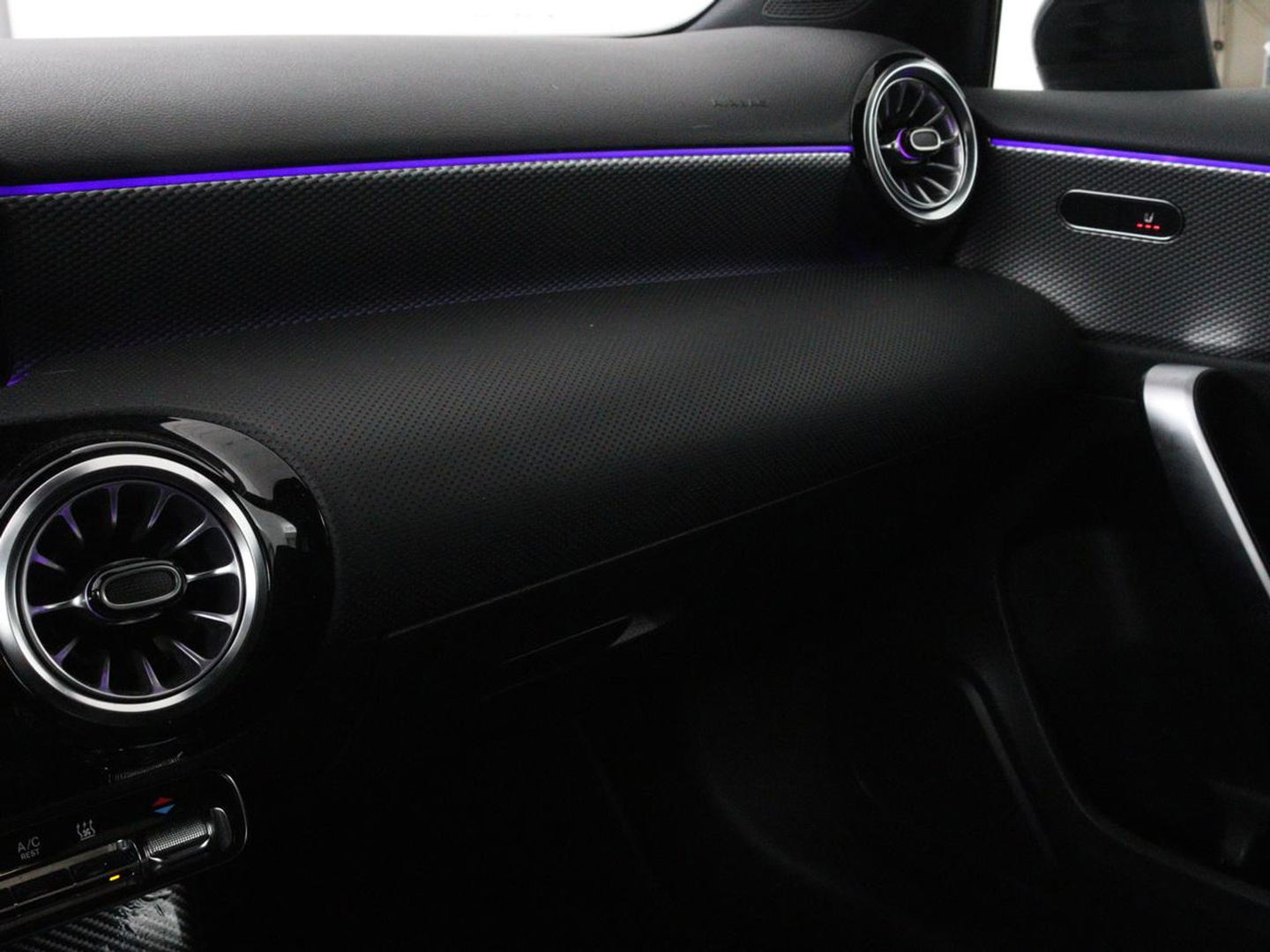 Mercedes-Benz A-Klasse 250e Business Solution Luxury | Leder | Stoelverwarming | Trekhaak | Camera | Navigatie | Full LED | Park Assist | Climate control | Widescreen