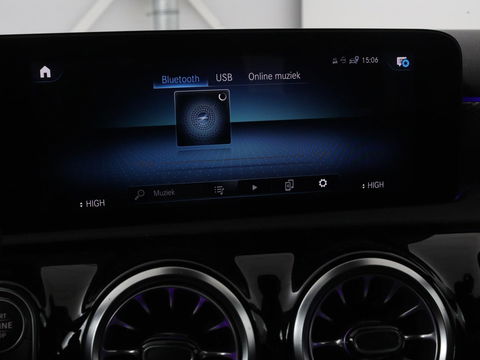Mercedes-Benz A-Klasse 250e Business Solution Luxury | Leder | Stoelverwarming | Trekhaak | Camera | Navigatie | Full LED | Park Assist | Climate control | Widescreen
