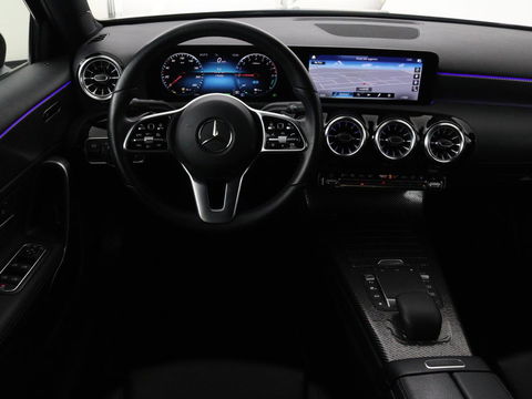 Mercedes-Benz A-Klasse 250e Business Solution Luxury | Leder | Stoelverwarming | Trekhaak | Camera | Navigatie | Full LED | Park Assist | Climate control | Widescreen