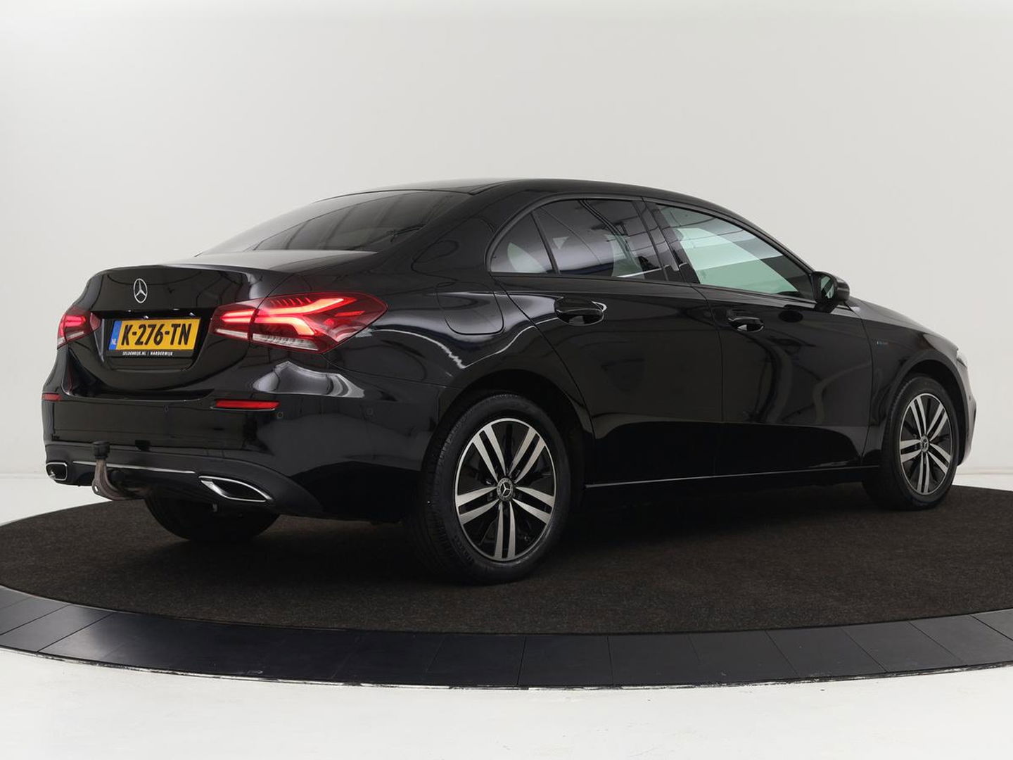 Mercedes-Benz A-Klasse 250e Business Solution Luxury | Leder | Stoelverwarming | Trekhaak | Camera | Navigatie | Full LED | Park Assist | Climate control | Widescreen