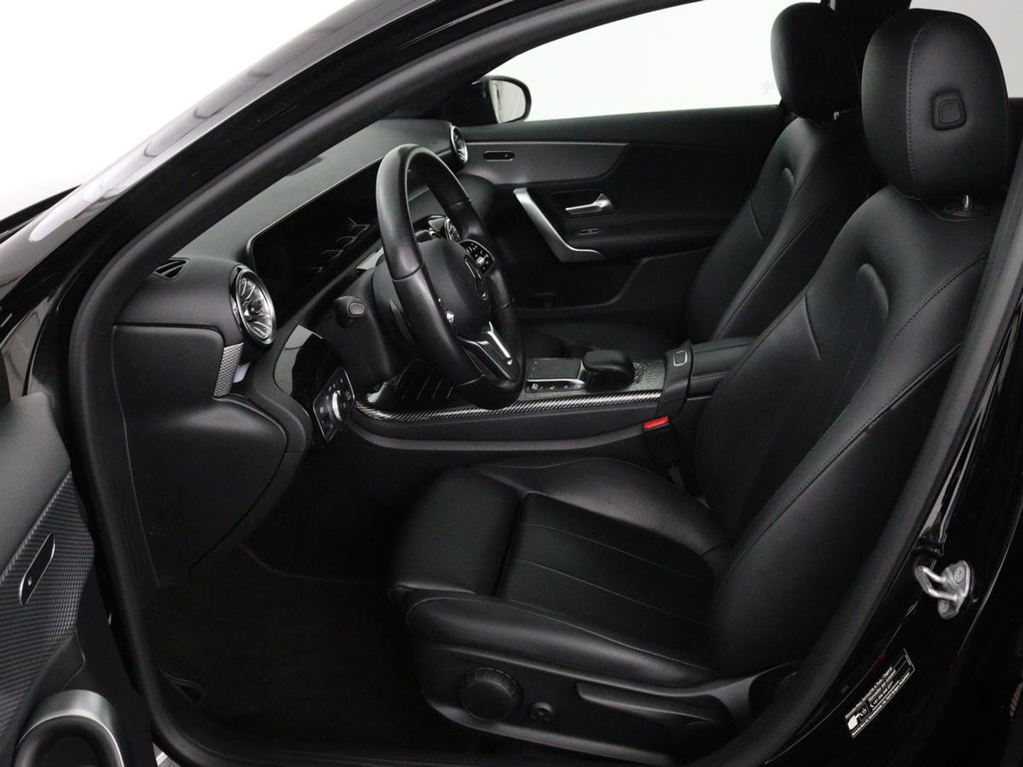 Mercedes-Benz A-Klasse 250e Business Solution Luxury | Leder | Stoelverwarming | Trekhaak | Camera | Navigatie | Full LED | Park Assist | Climate control | Widescreen