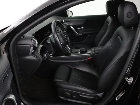 Mercedes-Benz A-Klasse 250e Business Solution Luxury | Leder | Stoelverwarming | Trekhaak | Camera | Navigatie | Full LED | Park Assist | Climate control | Widescreen